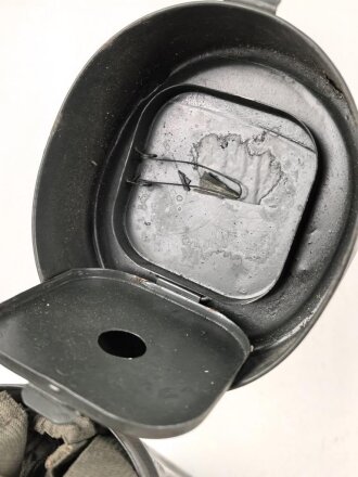 Luftschutz / Werkschutz. Gasmaske Modell 1930, Ausführung als S-Maske für den Luftschutz. Der Filter datiert 1937, in Bereitschaftsbüchse "Dräger"