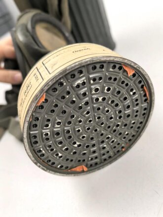 Luftschutz / Werkschutz. Gasmaske Modell 1930, Ausführung als S-Maske für den Luftschutz. Der Filter datiert 1937, in Bereitschaftsbüchse "Dräger"