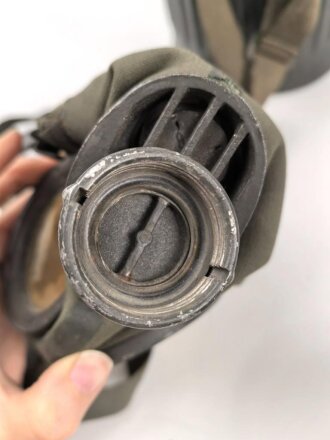 Luftschutz / Werkschutz. Gasmaske Modell 1930, Ausführung als S-Maske für den Luftschutz. Der Filter datiert 1937, in Bereitschaftsbüchse "Dräger"