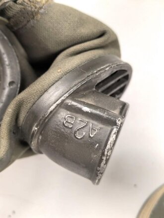 Luftschutz / Werkschutz. Gasmaske Modell 1930, Ausführung als S-Maske für den Luftschutz. Der Filter datiert 1937, in Bereitschaftsbüchse "Dräger"