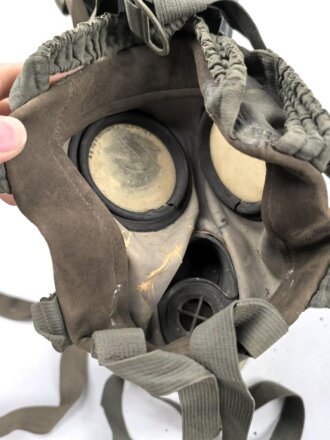 Luftschutz / Werkschutz. Gasmaske Modell 1930, Ausführung als S-Maske für den Luftschutz. Der Filter datiert 1937, in Bereitschaftsbüchse "Dräger"