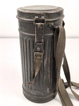 Gasmaskendose "Bereitschaftsbüchse" Modell 1938 Wehrmacht. Originallack, datiert 1938. Mit Beriemung. Ungereinigt