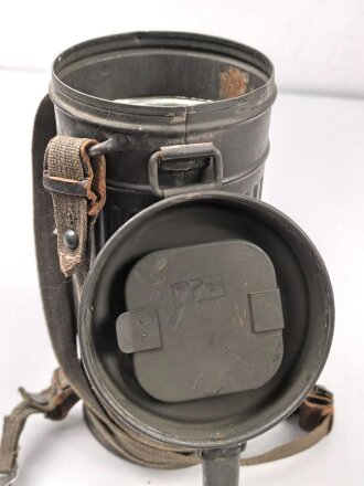 Gasmaskendose "Bereitschaftsbüchse" Modell 1938 Wehrmacht. Originallack, datiert 1938. Mit Beriemung. Ungereinigt