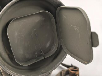 Gasmaskendose "Bereitschaftsbüchse" Modell 1938 Wehrmacht. Originallack, datiert 1938. Mit Beriemung. Ungereinigt