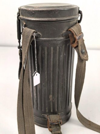 Gasmaskendose "Bereitschaftsbüchse" Modell 1938 Wehrmacht. Originallack, datiert 1938. Mit Beriemung. Ungereinigt