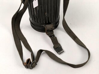 Gasmaskendose "Bereitschaftsbüchse" Modell 1938 Wehrmacht. Originallack, datiert 1938. Mit Beriemung. Ungereinigt