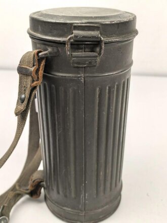 Gasmaskendose "Bereitschaftsbüchse" Modell 1938 Wehrmacht. Originallack, datiert 1938. Mit Beriemung. Ungereinigt