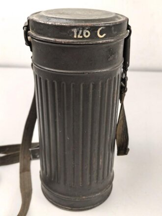 Gasmaskendose "Bereitschaftsbüchse" Modell 1938 Wehrmacht. Originallack, datiert 1938. Mit Beriemung. Ungereinigt