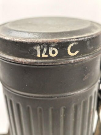 Gasmaskendose "Bereitschaftsbüchse" Modell 1938 Wehrmacht. Originallack, datiert 1938. Mit Beriemung. Ungereinigt