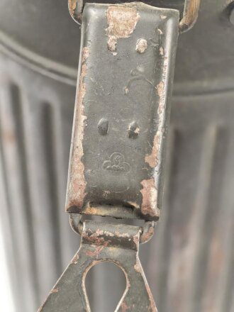 Gasmaskendose "Bereitschaftsbüchse" Modell 1938 Wehrmacht. Originallack, datiert 1938. Mit Beriemung. Ungereinigt