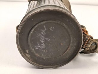 Gasmaskendose "Bereitschaftsbüchse" Modell 1938 Wehrmacht. Originallack, datiert 1938. Mit Beriemung. Ungereinigt