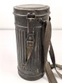 Gasmaskendose "Bereitschaftsbüchse" Modell 1938 Wehrmacht. Originallack, datiert 1938. Mit Beriemung. Ungereinigt
