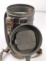 Gasmaskendose "Bereitschaftsbüchse" Modell 1938 Wehrmacht. Originallack, datiert 1938. Mit Beriemung. Ungereinigt