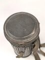 Gasmaskendose "Bereitschaftsbüchse" Modell 1938 Wehrmacht. Originallack, datiert 1938. Mit Beriemung. Ungereinigt