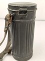 Gasmaskendose "Bereitschaftsbüchse" Modell 1938 Wehrmacht. Originallack, datiert 1938. Mit Beriemung. Ungereinigt