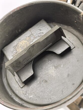 Gasmaskendose frühe Wehrmacht mit Beriemung. Originallack, ungereinigt