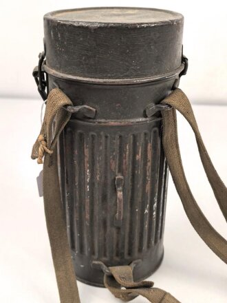 Gasmaskendose frühe Wehrmacht mit Beriemung. Originallack, ungereinigt