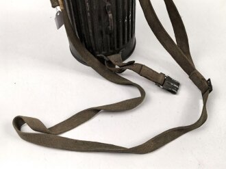 Gasmaskendose frühe Wehrmacht mit Beriemung. Originallack, ungereinigt