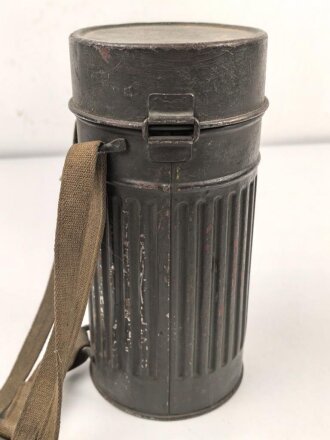 Gasmaskendose frühe Wehrmacht mit Beriemung. Originallack, ungereinigt