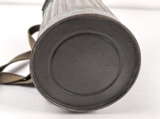Gasmaskendose frühe Wehrmacht mit Beriemung. Originallack, ungereinigt