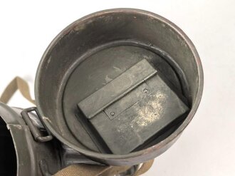 Gasmaskendose frühe Wehrmacht mit Beriemung. Originallack, ungereinigt
