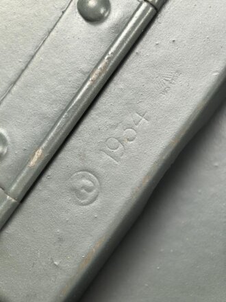 Gasmaskendose frühe Wehrmacht , datiert 1934. Mit Beriemung. Originallack, ungereinigt