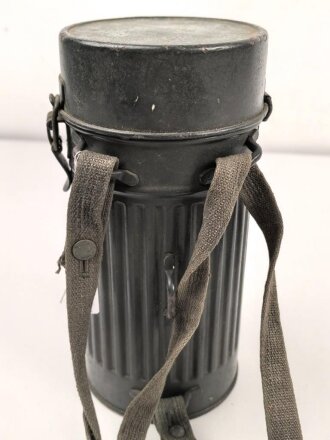 Gasmaskendose frühe Wehrmacht , datiert 1934. Mit Beriemung. Originallack, ungereinigt