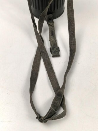 Gasmaskendose frühe Wehrmacht , datiert 1934. Mit Beriemung. Originallack, ungereinigt