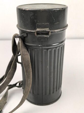 Gasmaskendose frühe Wehrmacht , datiert 1934. Mit Beriemung. Originallack, ungereinigt