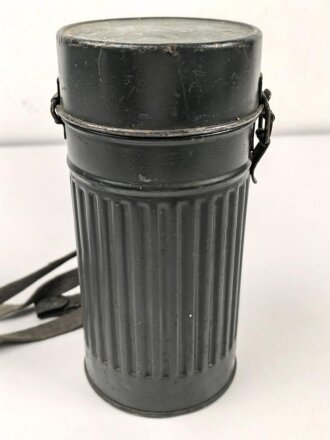 Gasmaskendose frühe Wehrmacht , datiert 1934. Mit Beriemung. Originallack, ungereinigt