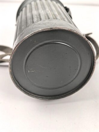 Gasmaskendose frühe Wehrmacht , datiert 1934. Mit Beriemung. Originallack, ungereinigt