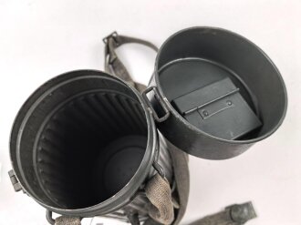Gasmaskendose frühe Wehrmacht , datiert 1934. Mit Beriemung. Originallack, ungereinigt