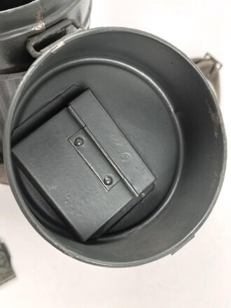 Gasmaskendose frühe Wehrmacht , datiert 1934. Mit Beriemung. Originallack, ungereinigt