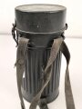 Gasmaskendose frühe Wehrmacht , datiert 1934. Mit Beriemung. Originallack, ungereinigt
