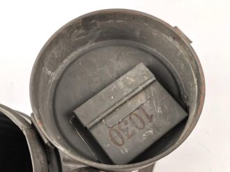 Gasmaskendose frühe Wehrmacht , datiert 1935. Mit Beriemung. Originallack, ungereinigt