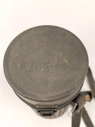 Gasmaskendose frühe Wehrmacht , datiert 1935. Mit...