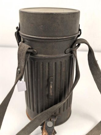 Gasmaskendose frühe Wehrmacht , datiert 1935. Mit Beriemung. Originallack, ungereinigt