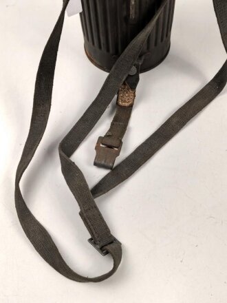 Gasmaskendose frühe Wehrmacht , datiert 1935. Mit Beriemung. Originallack, ungereinigt