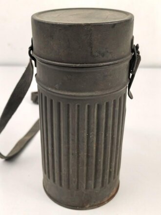Gasmaskendose frühe Wehrmacht , datiert 1935. Mit Beriemung. Originallack, ungereinigt
