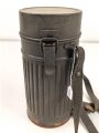 Gasmaskendose frühe Wehrmacht , datiert 1935. Mit Beriemung. Originallack, ungereinigt