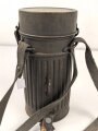 Gasmaskendose frühe Wehrmacht , datiert 1935. Mit Beriemung. Originallack, ungereinigt