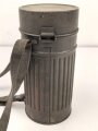 Gasmaskendose frühe Wehrmacht , datiert 1935. Mit Beriemung. Originallack, ungereinigt