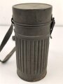 Gasmaskendose frühe Wehrmacht , datiert 1935. Mit Beriemung. Originallack, ungereinigt