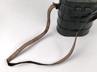 Zivilschutz / Atemschutz, Bereitschaftsbüchse "Degea" mit Trageriemen. Originallack