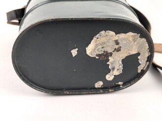 Zivilschutz / Atemschutz, Bereitschaftsbüchse "Degea" mit Trageriemen. Originallack