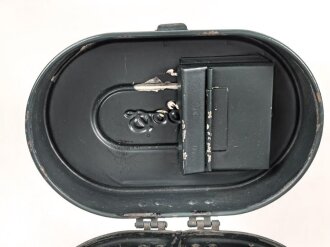 Zivilschutz / Atemschutz, Bereitschaftsbüchse "Degea" mit Trageriemen. Originallack