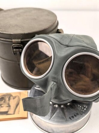 Luftschutz/ Werkschutz, Volksgasmaske 37 in Bereitschaftsbüchse aus Blech. Mit zugehöriger " Anleitung zum Einlegen der Volksgasmaske in die Tragebüchse" für Grubenarbeiter