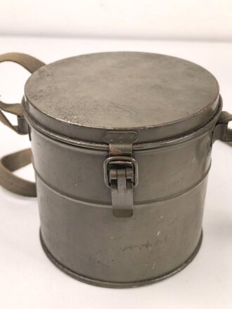 Luftschutz/ Werkschutz, Volksgasmaske 37 in Bereitschaftsbüchse aus Blech. Mit zugehöriger " Anleitung zum Einlegen der Volksgasmaske in die Tragebüchse" für Grubenarbeiter