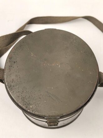 Luftschutz/ Werkschutz, Volksgasmaske 37 in Bereitschaftsbüchse aus Blech. Mit zugehöriger " Anleitung zum Einlegen der Volksgasmaske in die Tragebüchse" für Grubenarbeiter