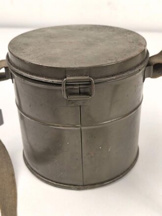 Luftschutz/ Werkschutz, Volksgasmaske 37 in Bereitschaftsbüchse aus Blech. Mit zugehöriger " Anleitung zum Einlegen der Volksgasmaske in die Tragebüchse" für Grubenarbeiter
